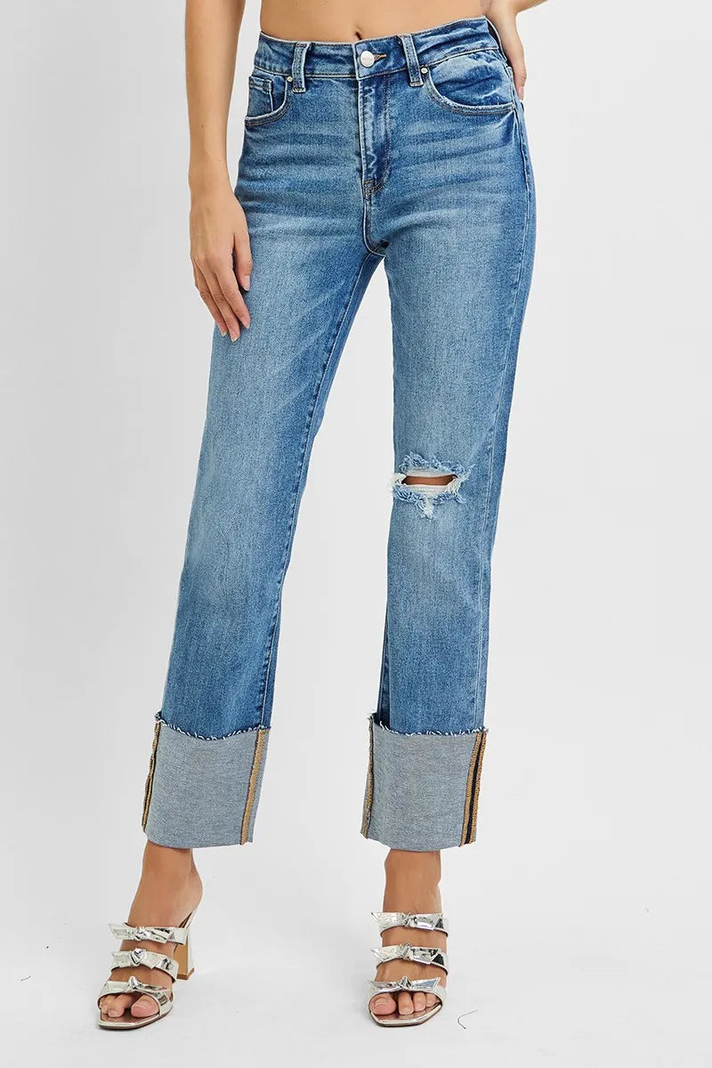 Outfit styled with plus size high-rise straight jeans – Imperio by Johana