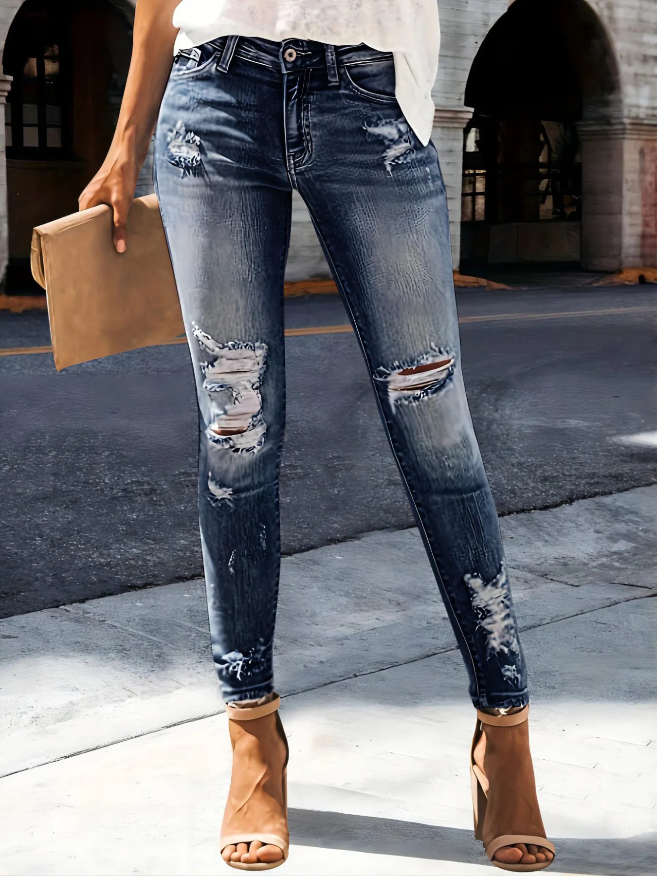 Knee distress detail of skinny jeans – Imperio by Johana