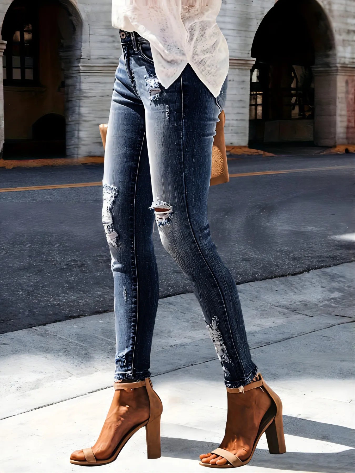 Pocket detail of distressed skinny jeans – Imperio by Johana