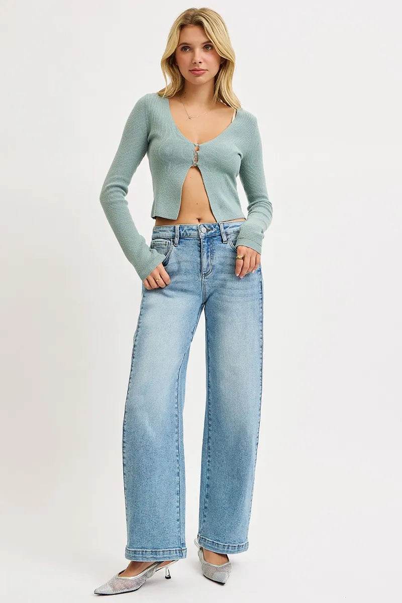 Knee detail of distressed mid-rise wide barrel jeans – Imperio by Johana