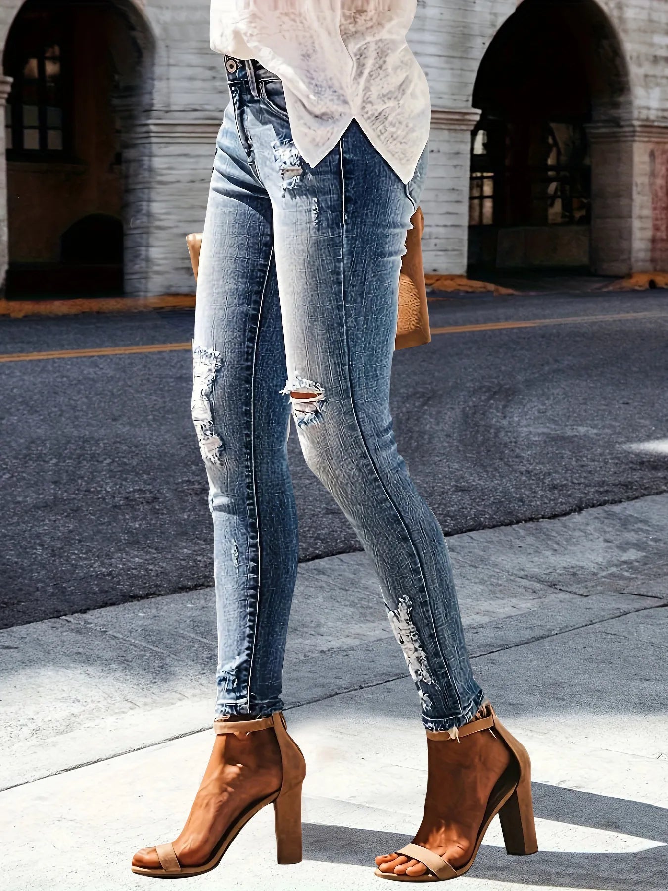 Side view of distressed skinny jeans – Imperio by Johana