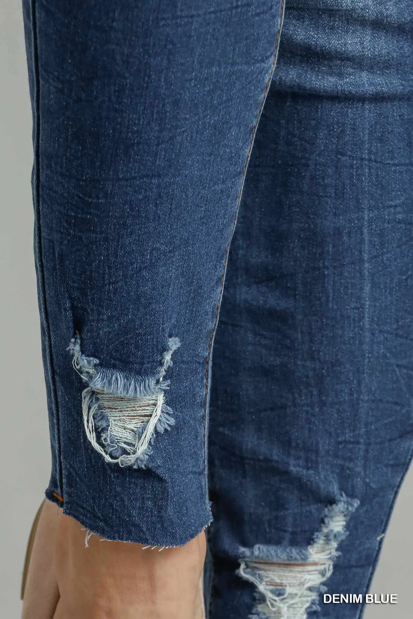 Detail of thigh tears on plus size skinny jeans – Imperio by Johana