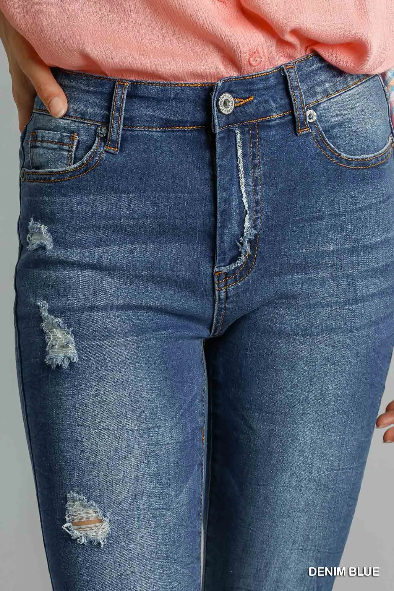 Close-up of knee rips on distressed skinny jeans – Imperio by Johana