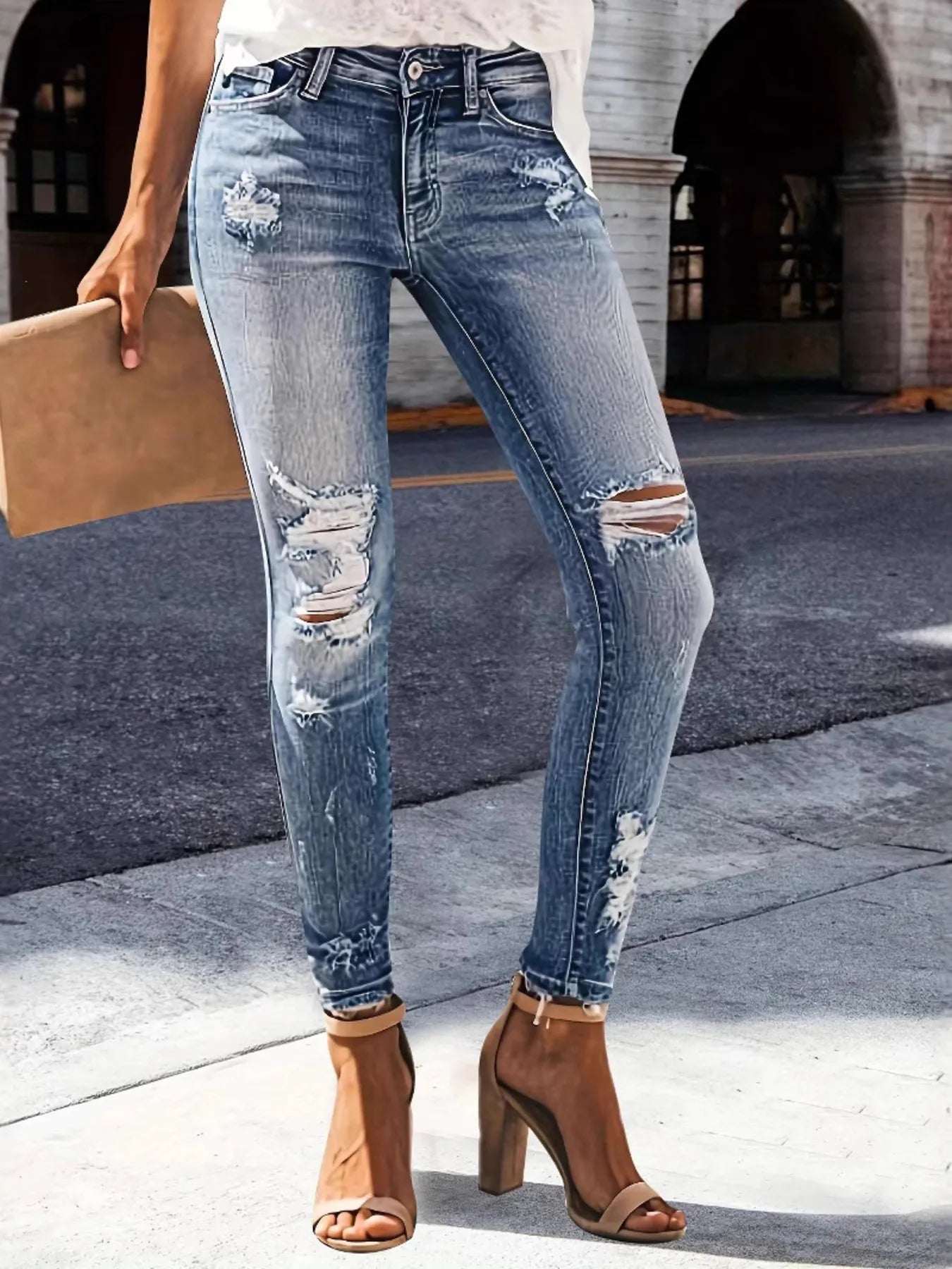 Plus size outfit with distressed skinny jeans – Imperio by Johana