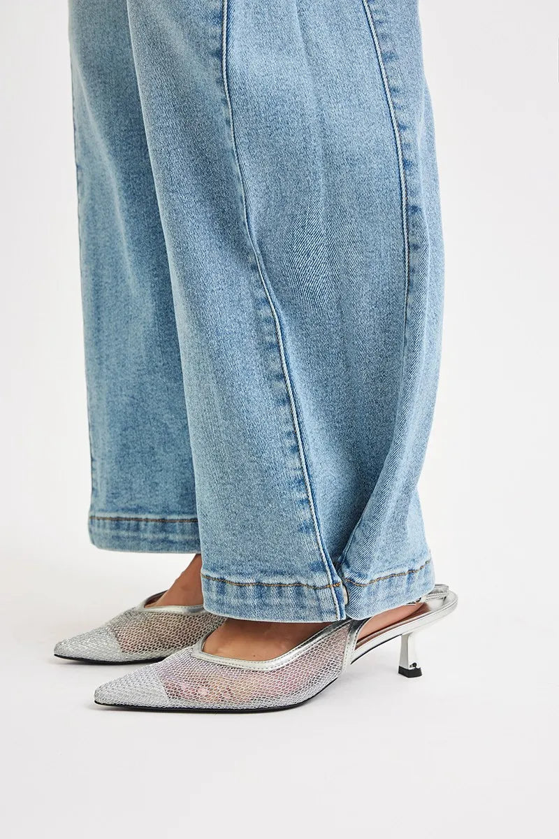 Curvy plus size wide barrel jeans styled look – Imperio by Johana