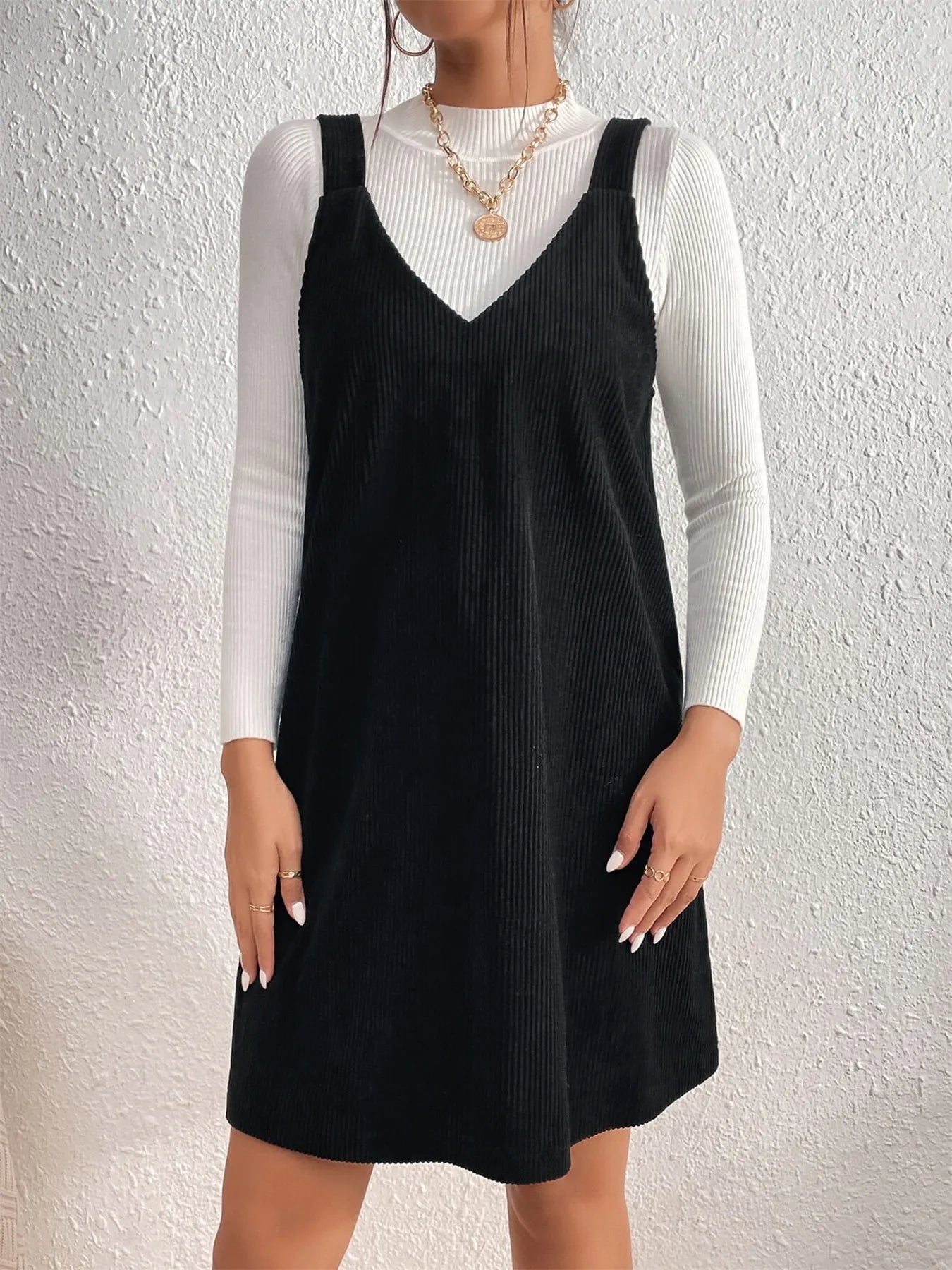 Close-up of fabric and V-neck detail – Imperio by Johana